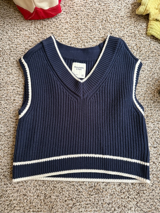 Abercrombie & Fitch Tops - Abercrombie & Fitch Navy Knit Cropped V-Neck Vest with Cream Trim⭐️ Worn once⭐️
